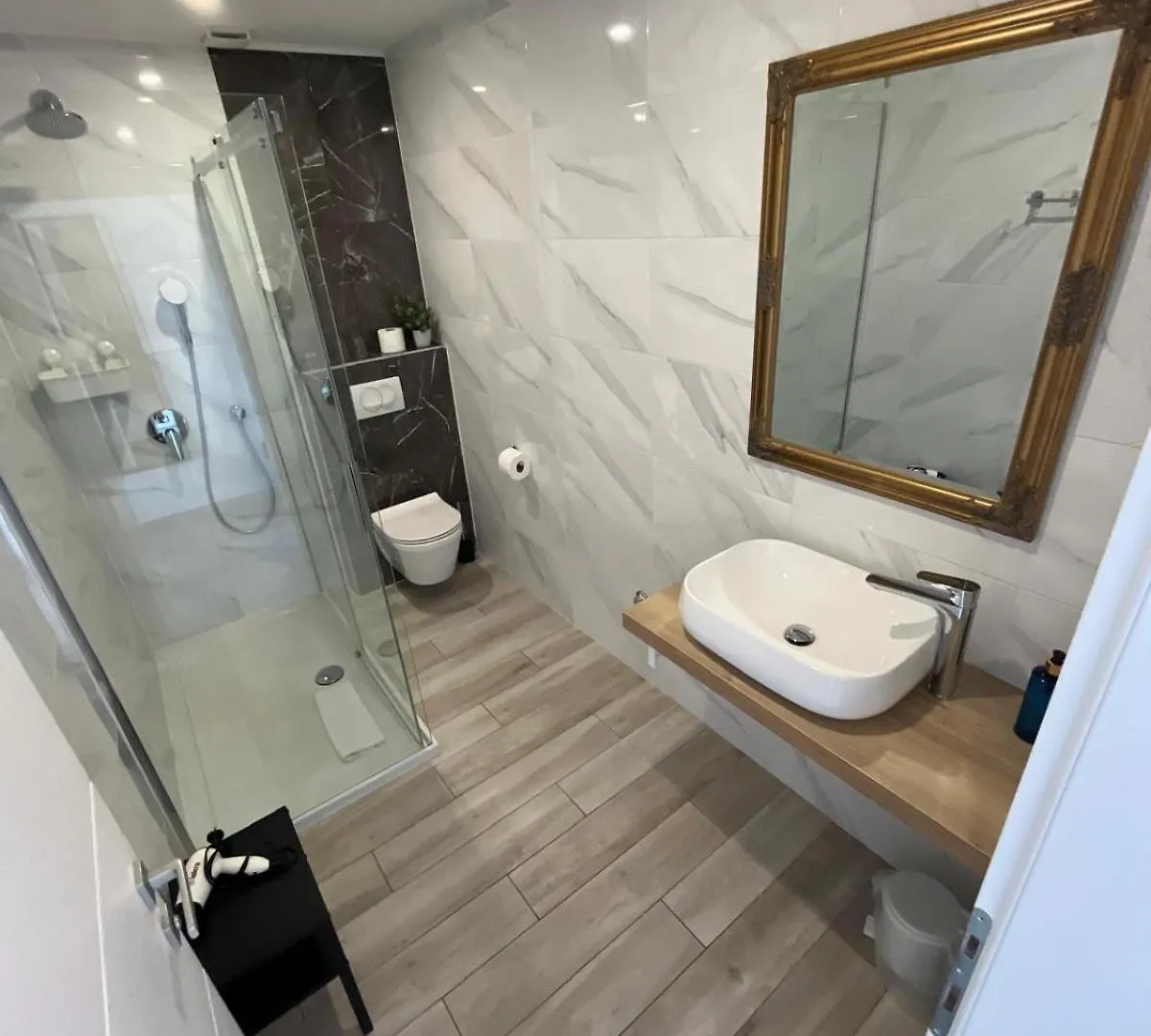 B&B Bloom Apartments Vir