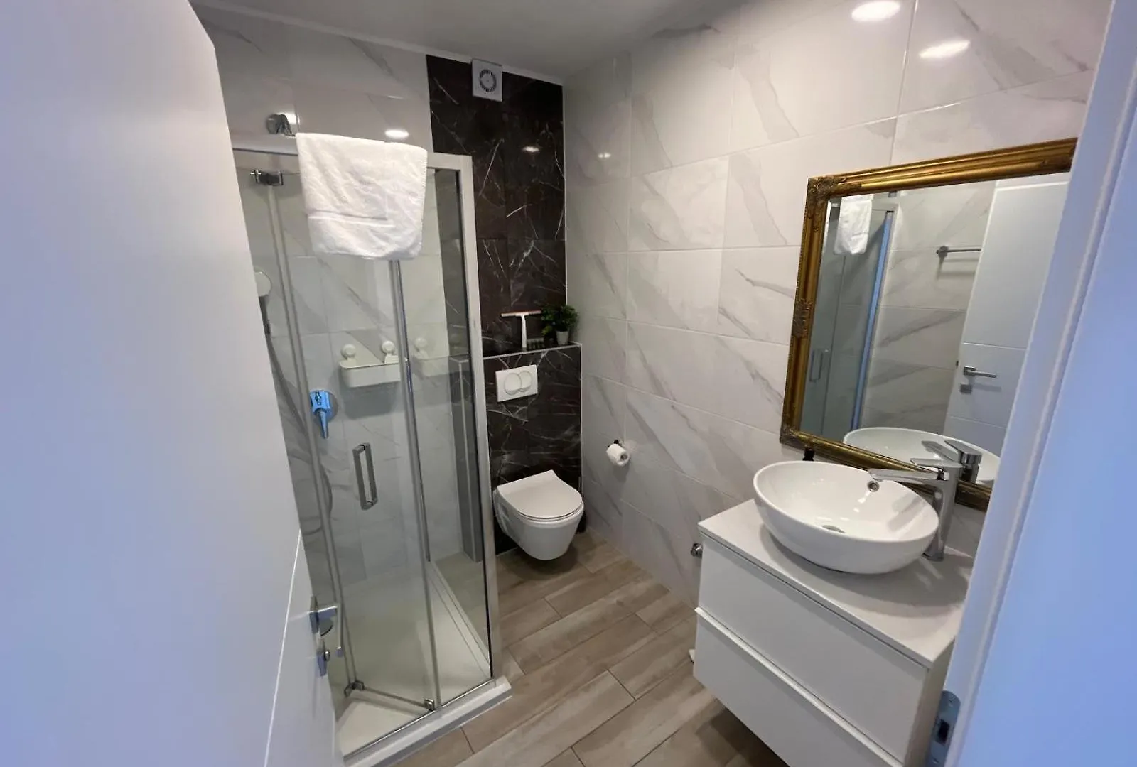 B&B Bloom Apartments Vir